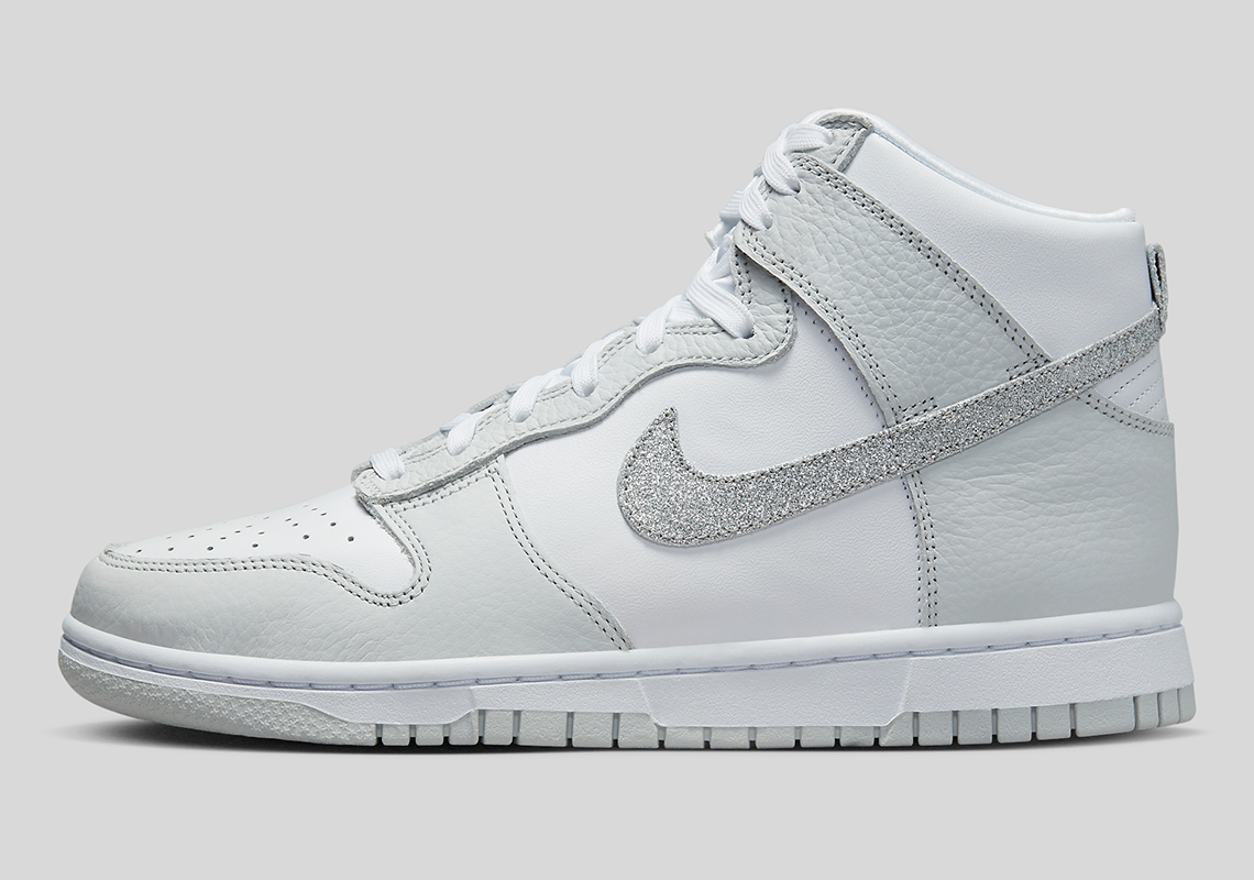 Nike cập nhật giày Dunk High đặc trưng của mình với ánh bạc lấp lánh - 1