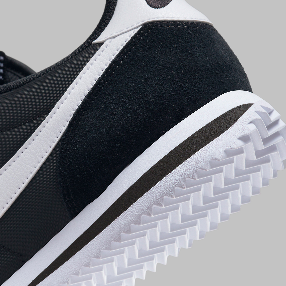 Nike Cortez Black/White: Phong cách cổ điển đầy tinh tế cho phái nữ - 8