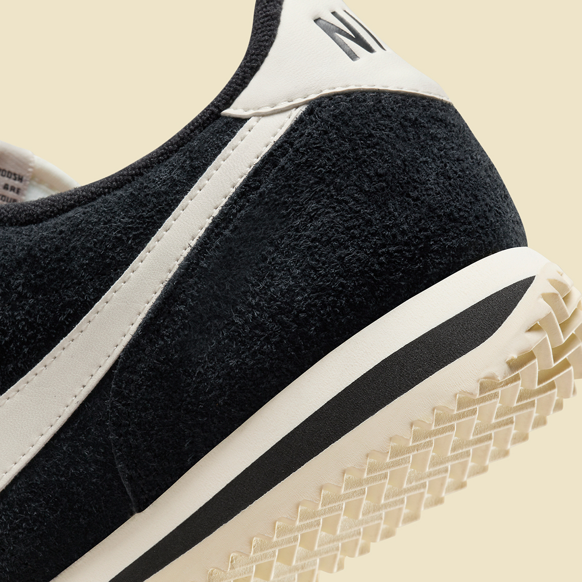 Nike Cortez Đen Suede: Kiệt Tác Nữ Tính Độc Quyền - 8