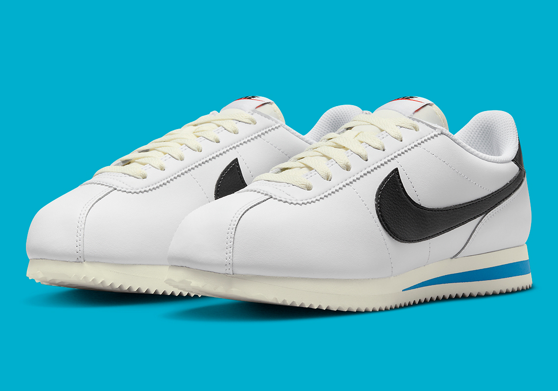 Nike Cortez White/Black có sự tinh tế màu xanh trên phần bên đế giày - 2