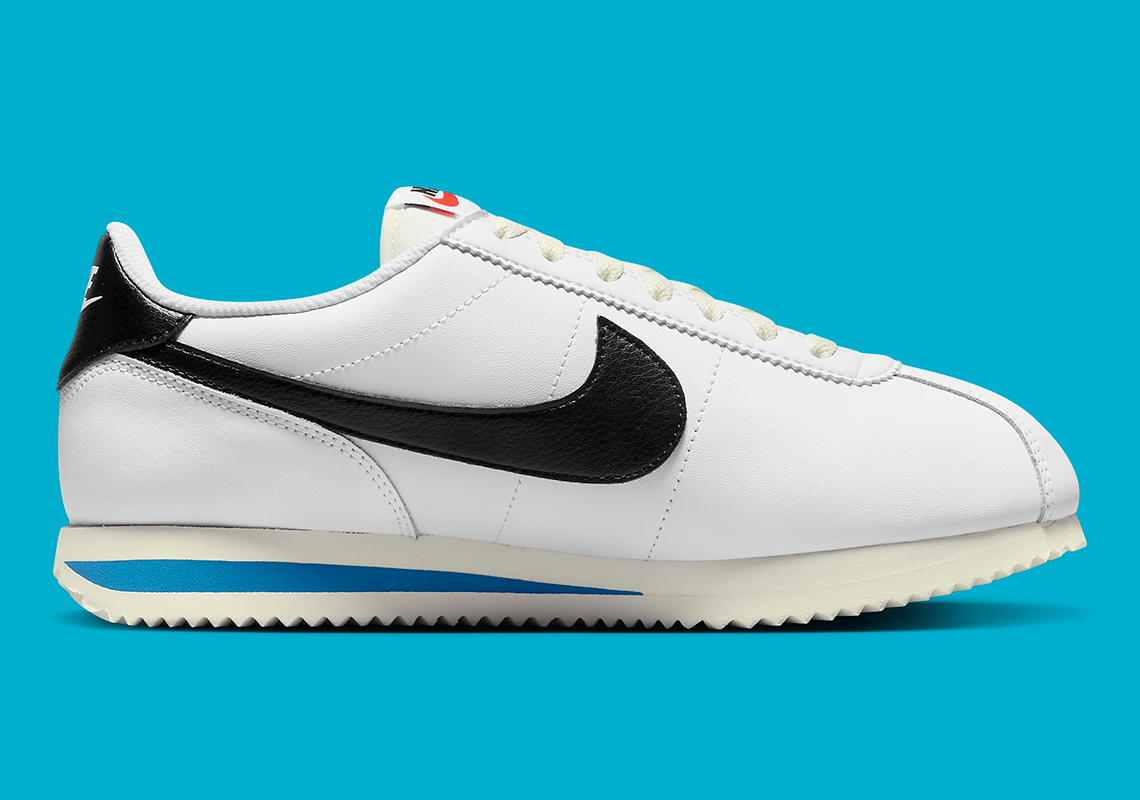 Nike Cortez White/Black có sự tinh tế màu xanh trên phần bên đế giày - 3