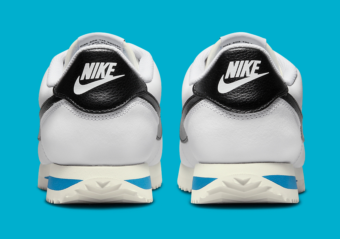 Nike Cortez White/Black có sự tinh tế màu xanh trên phần bên đế giày - 5