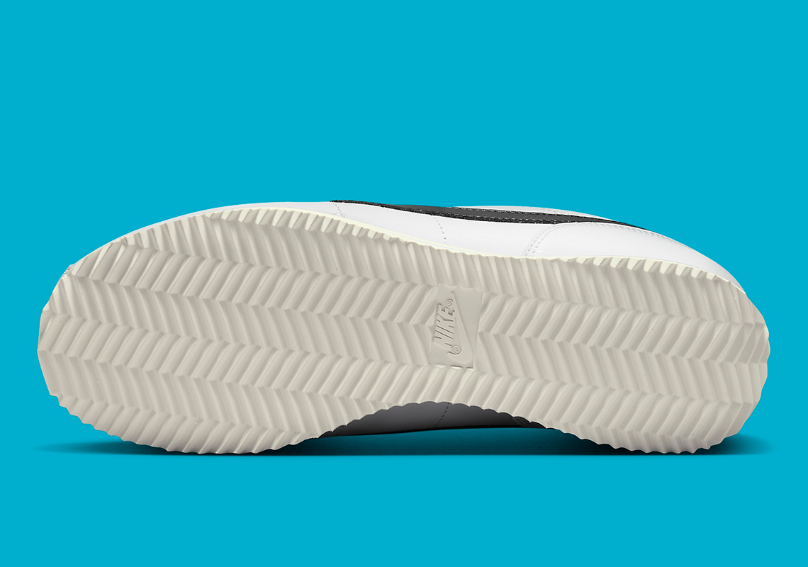 Nike Cortez White/Black có sự tinh tế màu xanh trên phần bên đế giày - 6