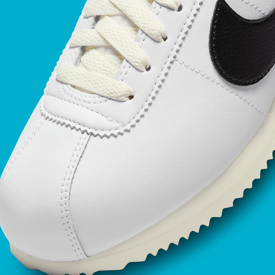 Nike Cortez White/Black có sự tinh tế màu xanh trên phần bên đế giày - 7