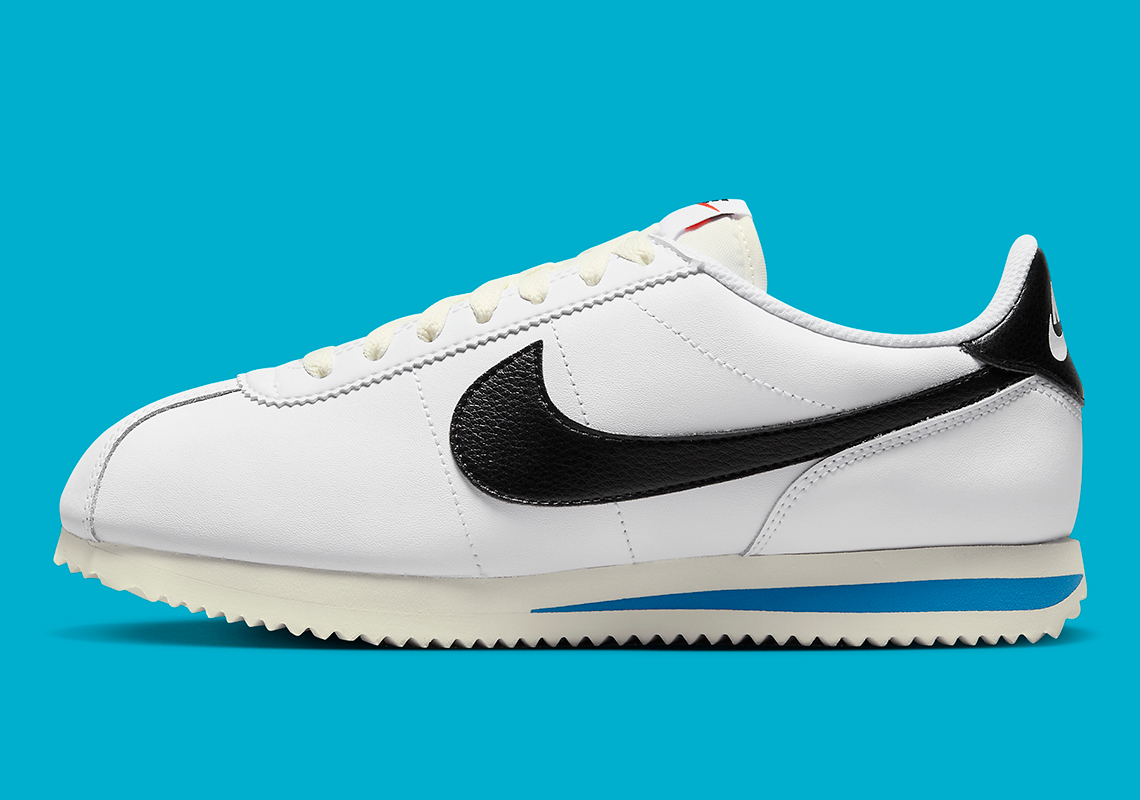 Nike Cortez "White/Black" có sự tinh tế màu xanh trên phần bên đế giày