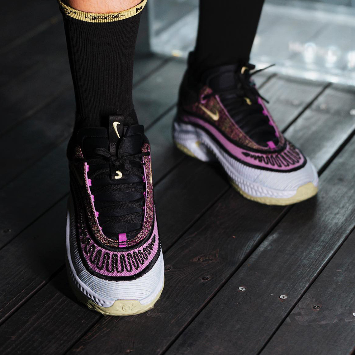 Nike Cosmic Unity 3: Mẫu Giày Bóng Rổ Tiếp Tục Gây Sốt Với Màu Sắc Độc Đáo - 2