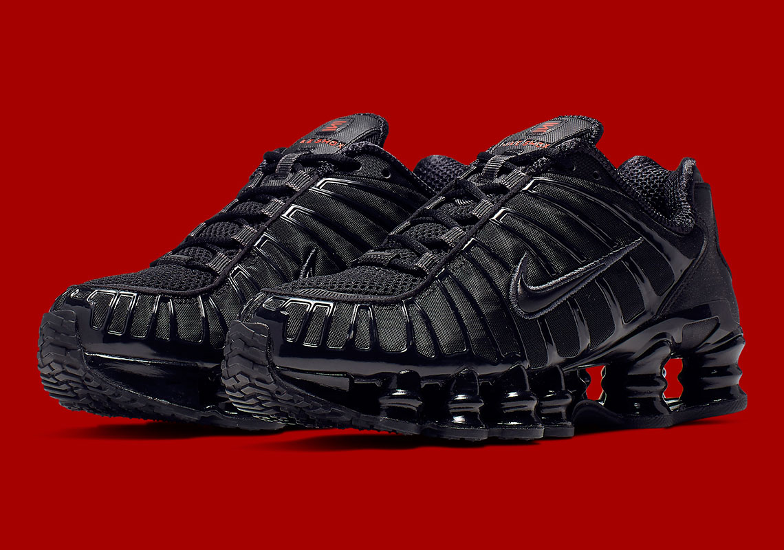 Nike đã mang đến một diện mạo Black/Red cực ngầu cho Shox TL nữ này - 1