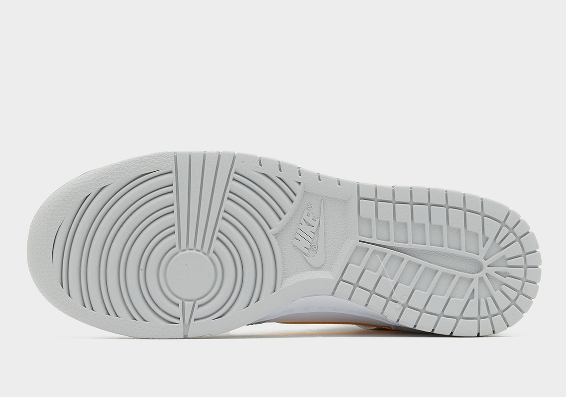 Nike Dunk High màu xám được thêm điểm nhấn màu sắc với swoosh màu vàng - 5