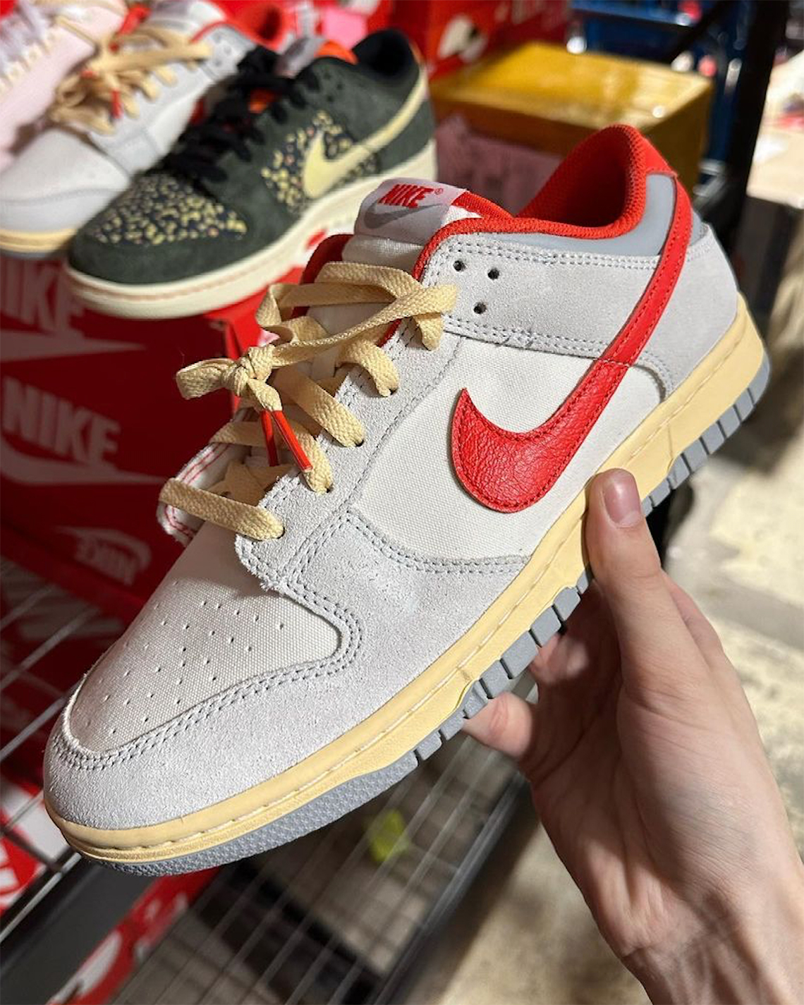 Nike Dunk Low Athletic Department đi kèm với đế giữa và dây buộc cũ - 2