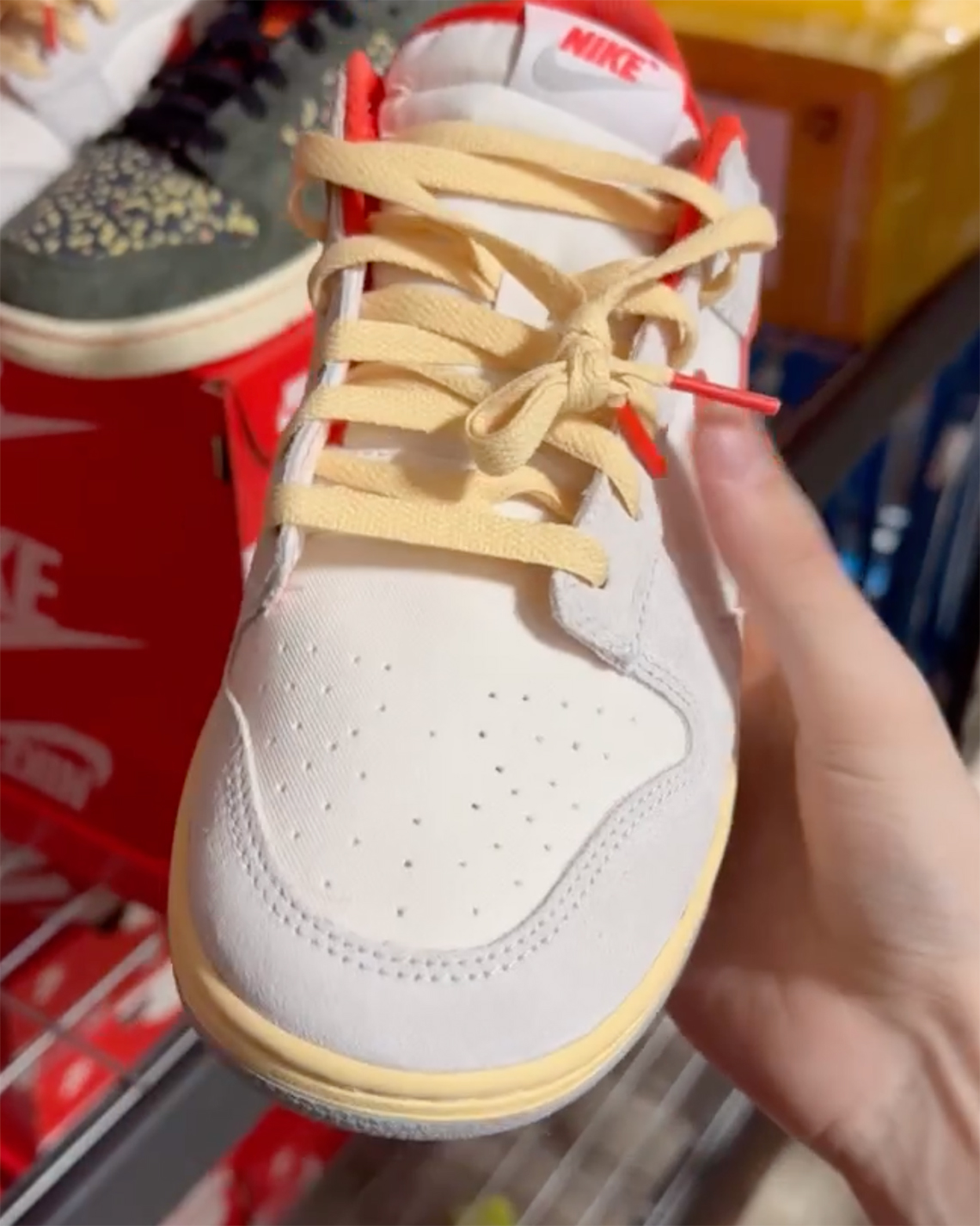 Nike Dunk Low Athletic Department đi kèm với đế giữa và dây buộc cũ - 4