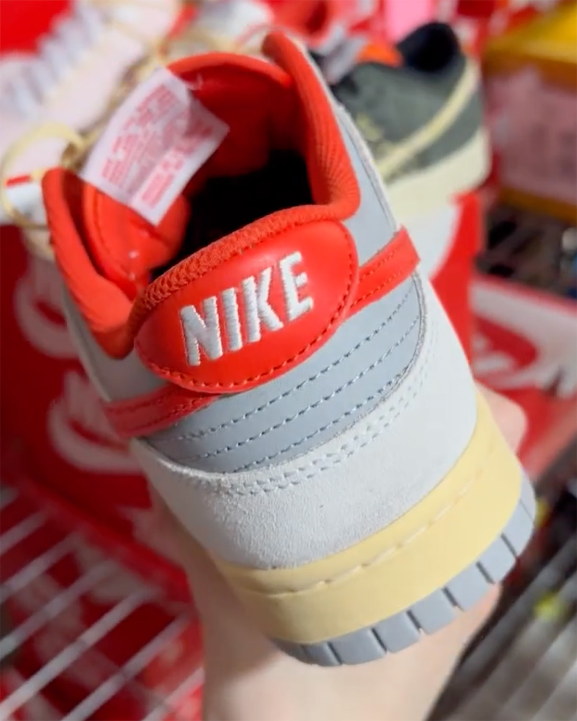 Nike Dunk Low Athletic Department đi kèm với đế giữa và dây buộc cũ - 5