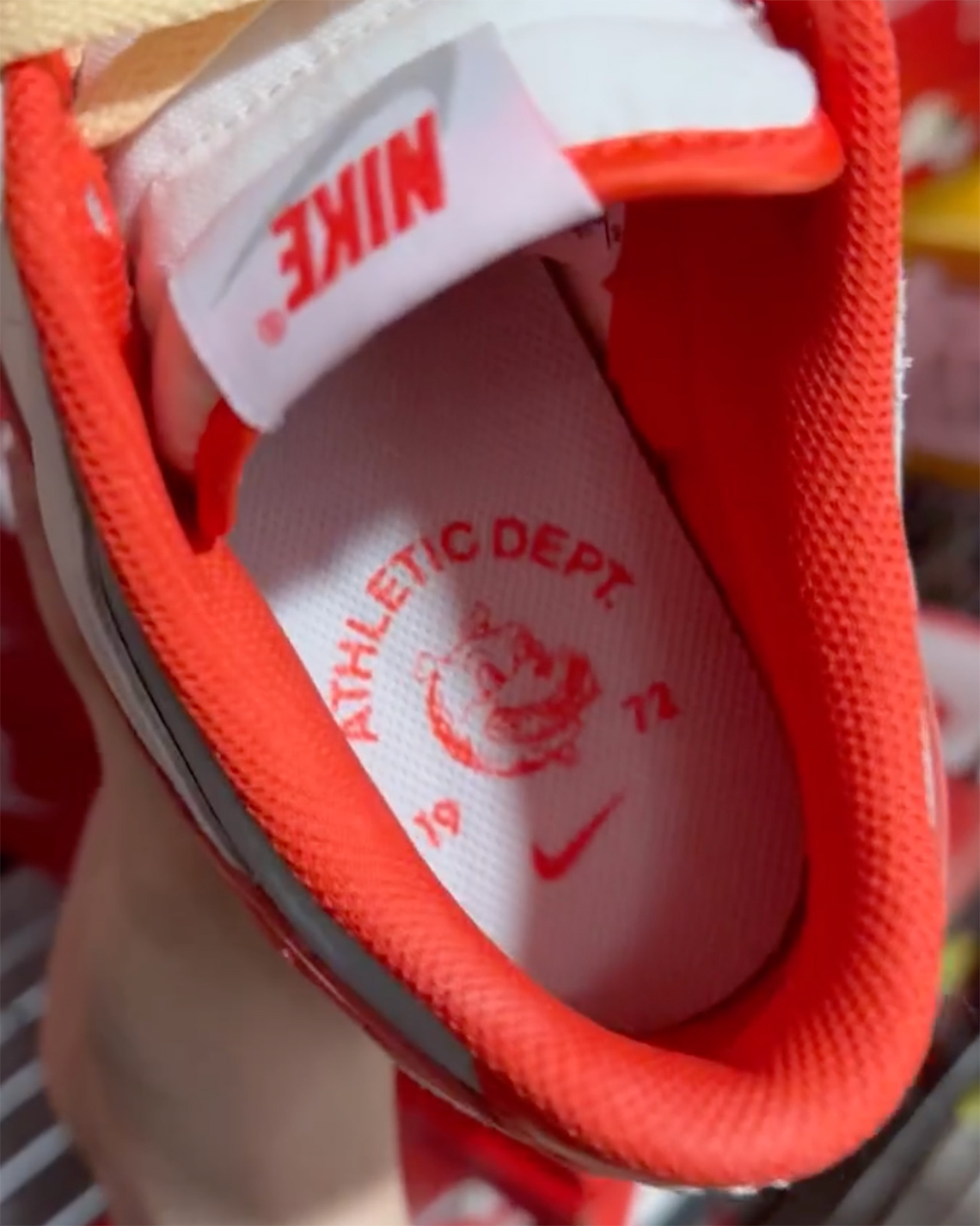 Nike Dunk Low Athletic Department đi kèm với đế giữa và dây buộc cũ - 6