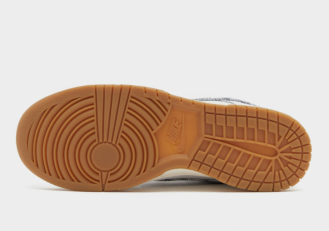 Nike Dunk Low được trang trí hoa văn trừu tượng màu xanh đậm trên swooshes. - 6