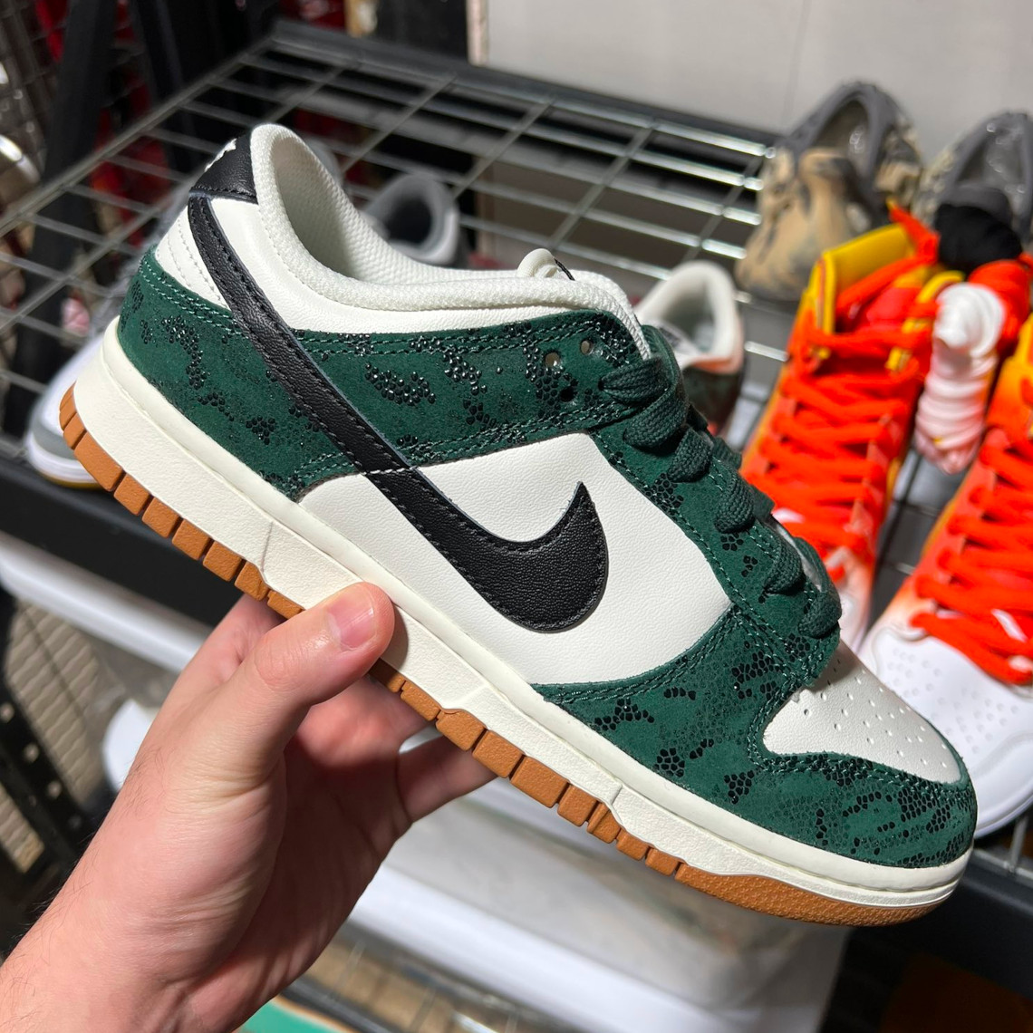 Nike Dunk Low 'Green Snake': Sự kết hợp độc đáo của màu xanh trong thiết kế mới! - 2