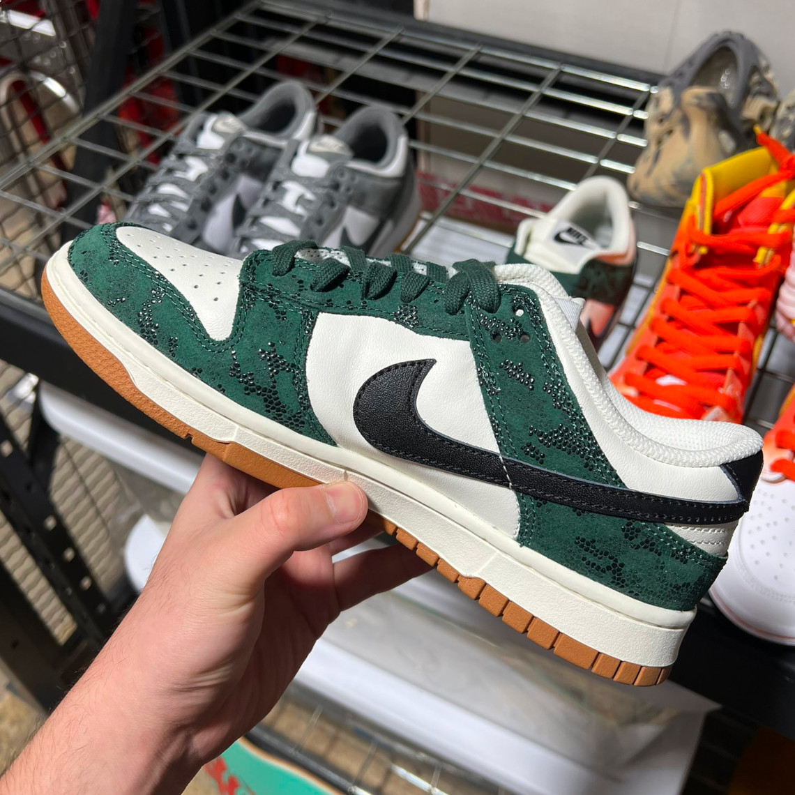 Nike Dunk Low 'Green Snake': Sự kết hợp độc đáo của màu xanh trong thiết kế mới! - 3