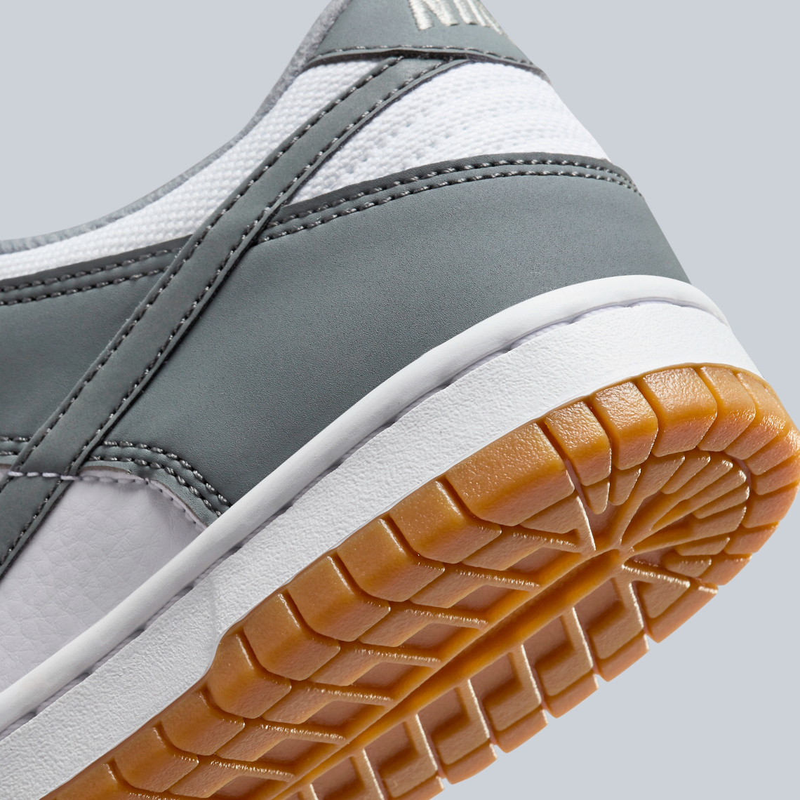 Nike Dunk Low: Phiên bản màu xám trắng mới - Chi tiết phản chiếu đầy bất ngờ! - 9