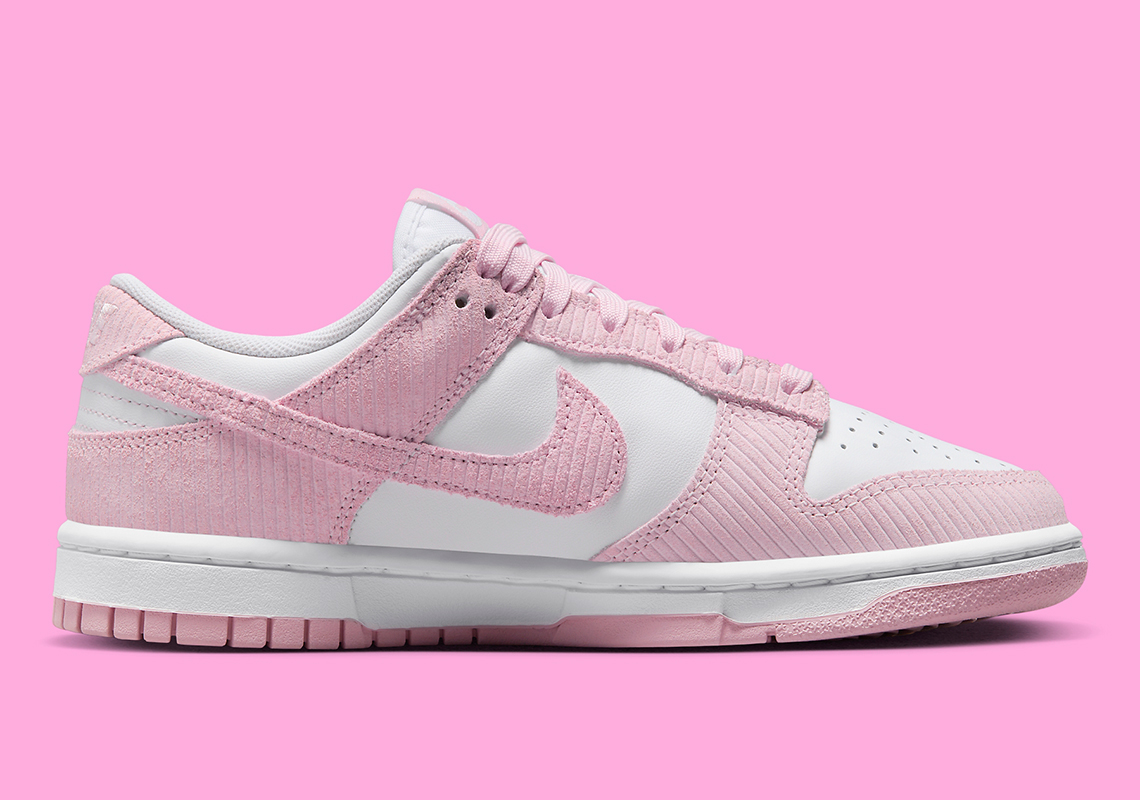 Nike Dunk Low Pink Corduroy: Họa tiết màu hồng tươi trên nền da trắng - 3