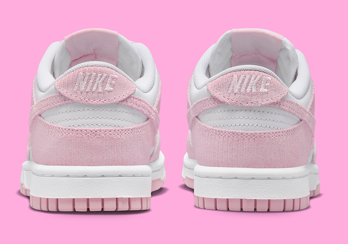 Nike Dunk Low Pink Corduroy: Họa tiết màu hồng tươi trên nền da trắng - 4