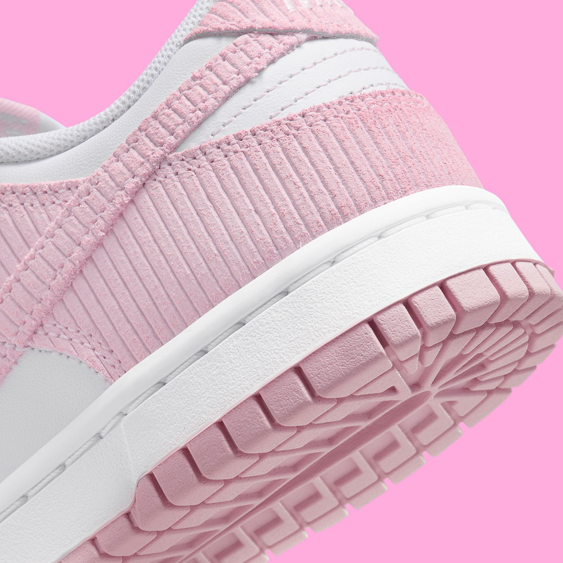 Nike Dunk Low Pink Corduroy: Họa tiết màu hồng tươi trên nền da trắng - 8