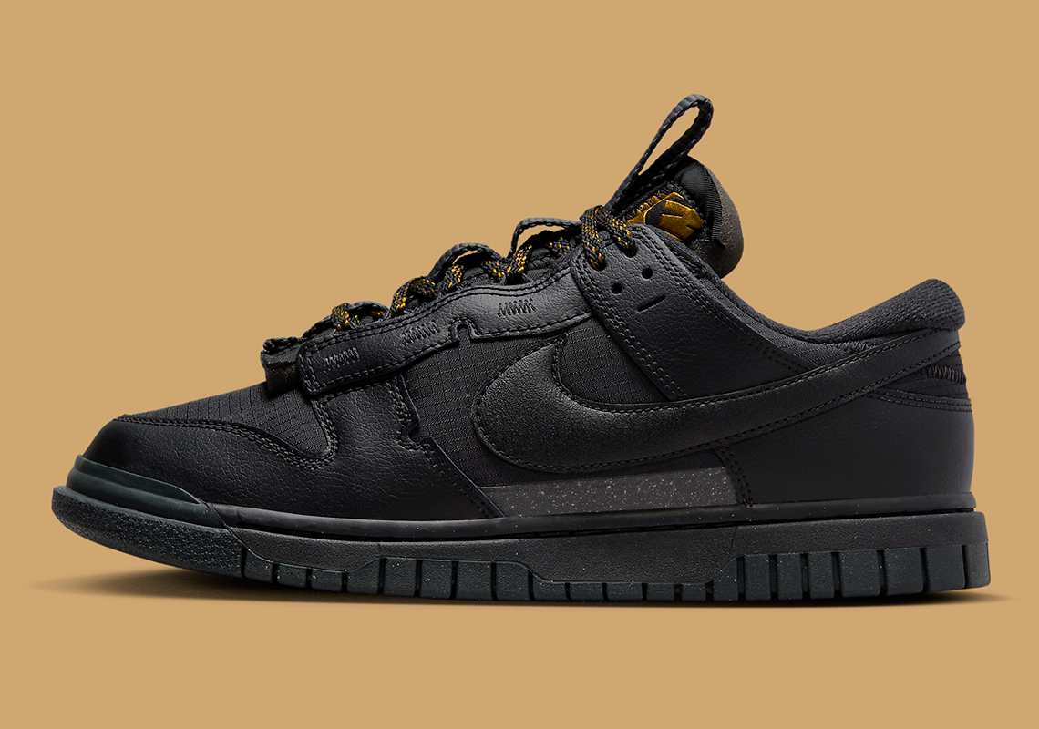 Nike Dunk Low Remastered 'Black/Metallic Gold': Sự Kết Hợp Thời Trang Đẳng Cấp - 2