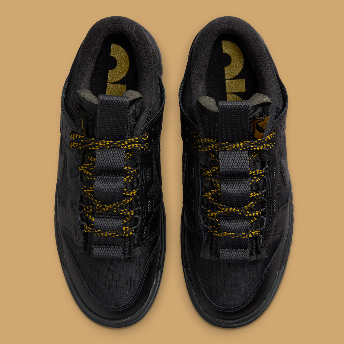 Nike Dunk Low Remastered 'Black/Metallic Gold': Sự Kết Hợp Thời Trang Đẳng Cấp - 4