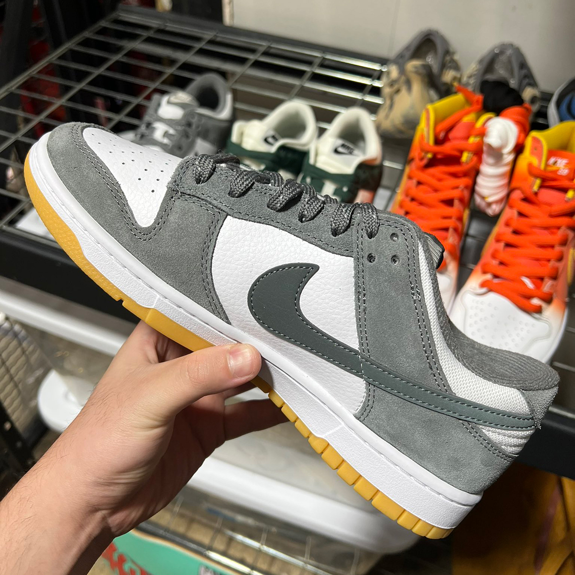 Nike Dunk Low: Sự kết hợp tinh tế của màu xám và đế gum! - 3