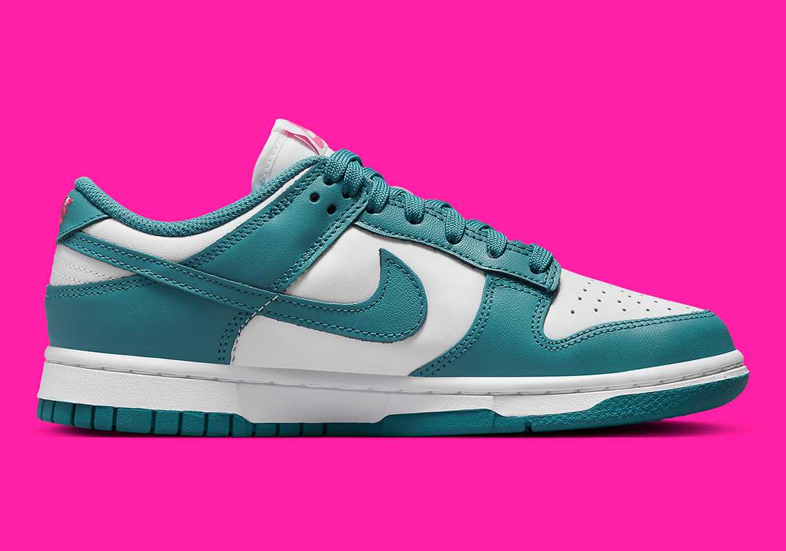 Nike Dunk Low Women's với cặp màu Teal/Pink nổi bật cho đôi giày nữ này. - 3