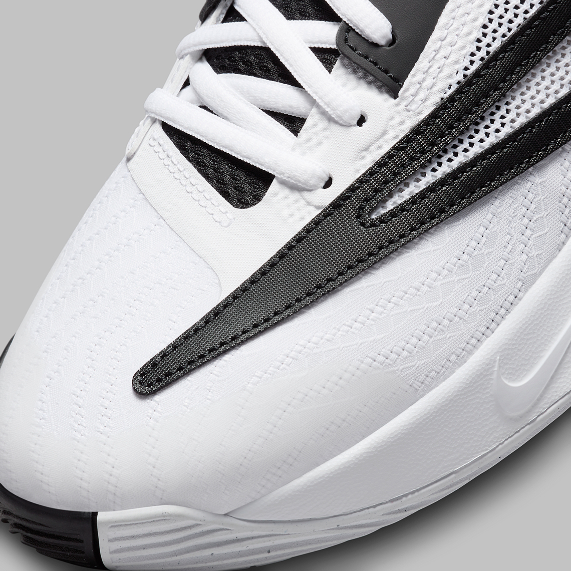 Nike Giannis Immortality 3: Phiên bản mới với gam màu 'Đen' và 'Trắng' - 16