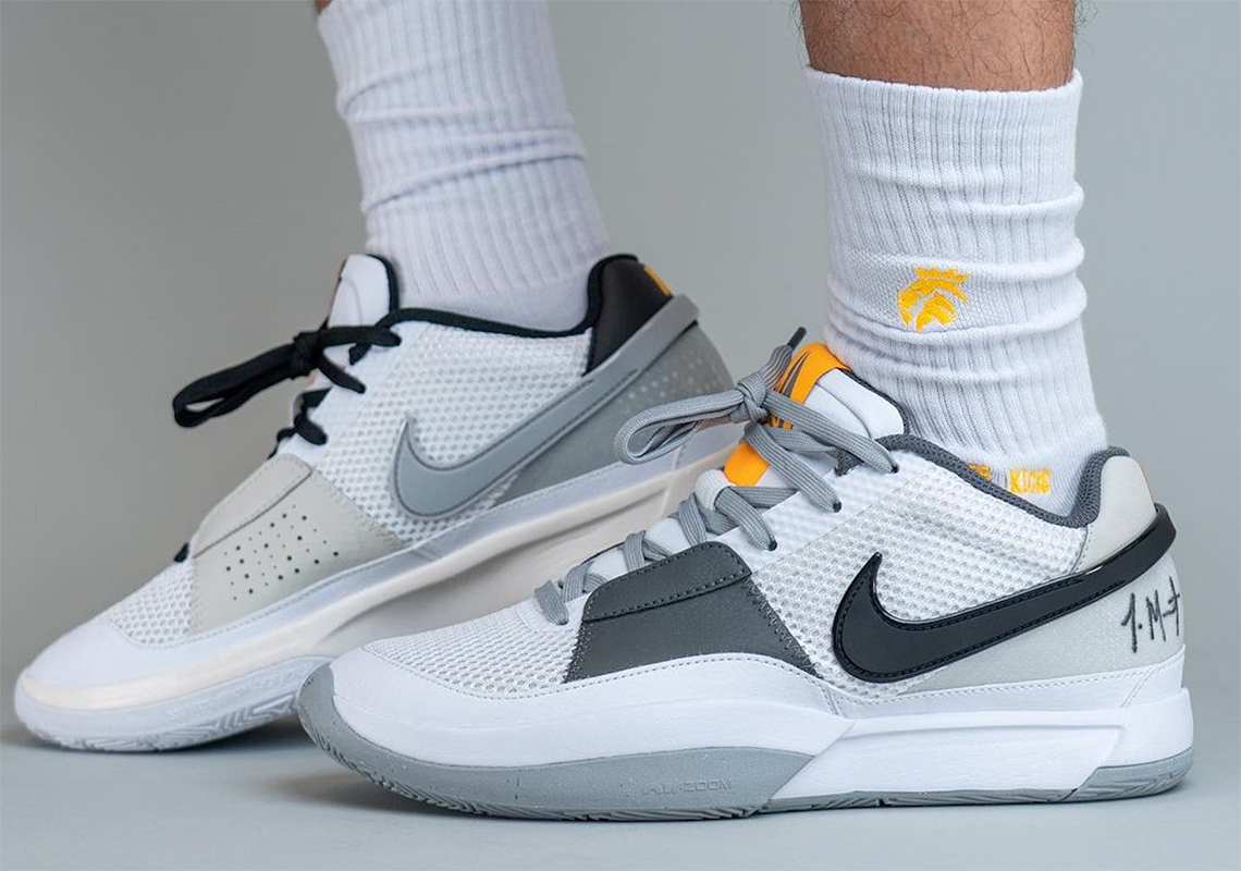 Nike Ja 1 Light Smoke Grey: Màu sắc không đối xứng cho giày sneaker chính thức đầu tiên của Ja Morant. - 1