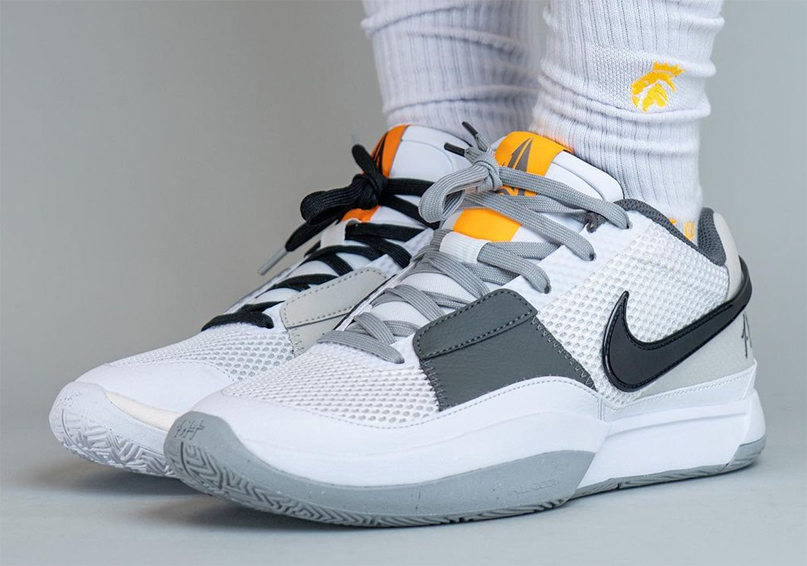 Nike Ja 1 Light Smoke Grey: Màu sắc không đối xứng cho giày sneaker chính thức đầu tiên của Ja Morant. - 3