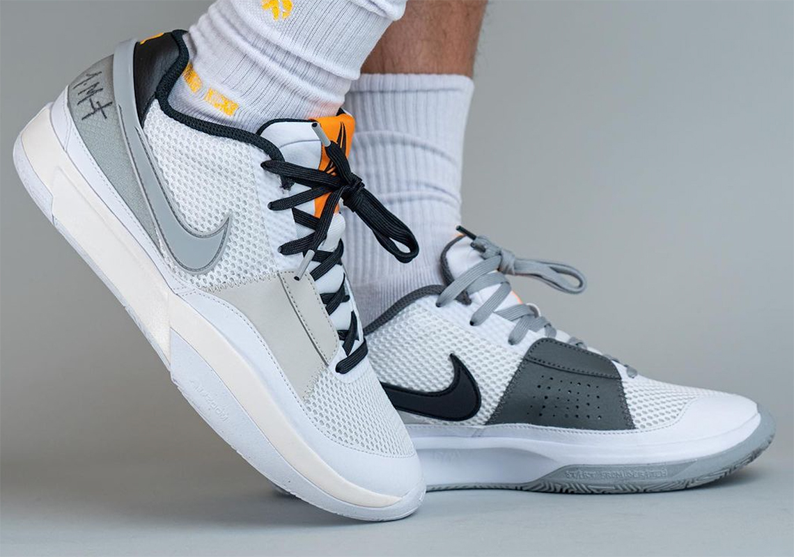 Nike Ja 1 Light Smoke Grey: Màu sắc không đối xứng cho giày sneaker chính thức đầu tiên của Ja Morant. - 5