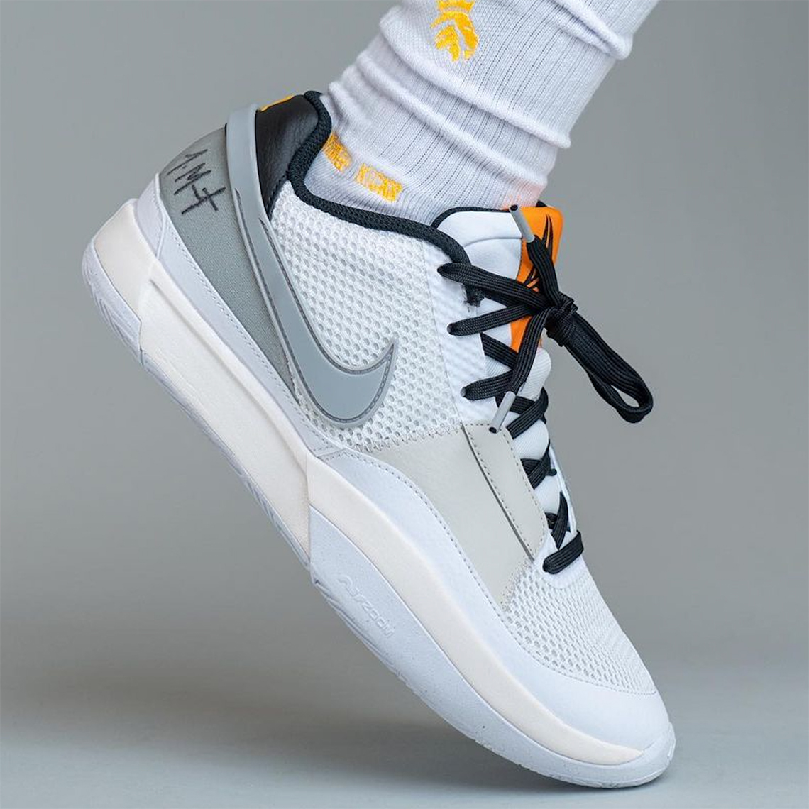 Nike Ja 1 Light Smoke Grey: Màu sắc không đối xứng cho giày sneaker chính thức đầu tiên của Ja Morant. - 8