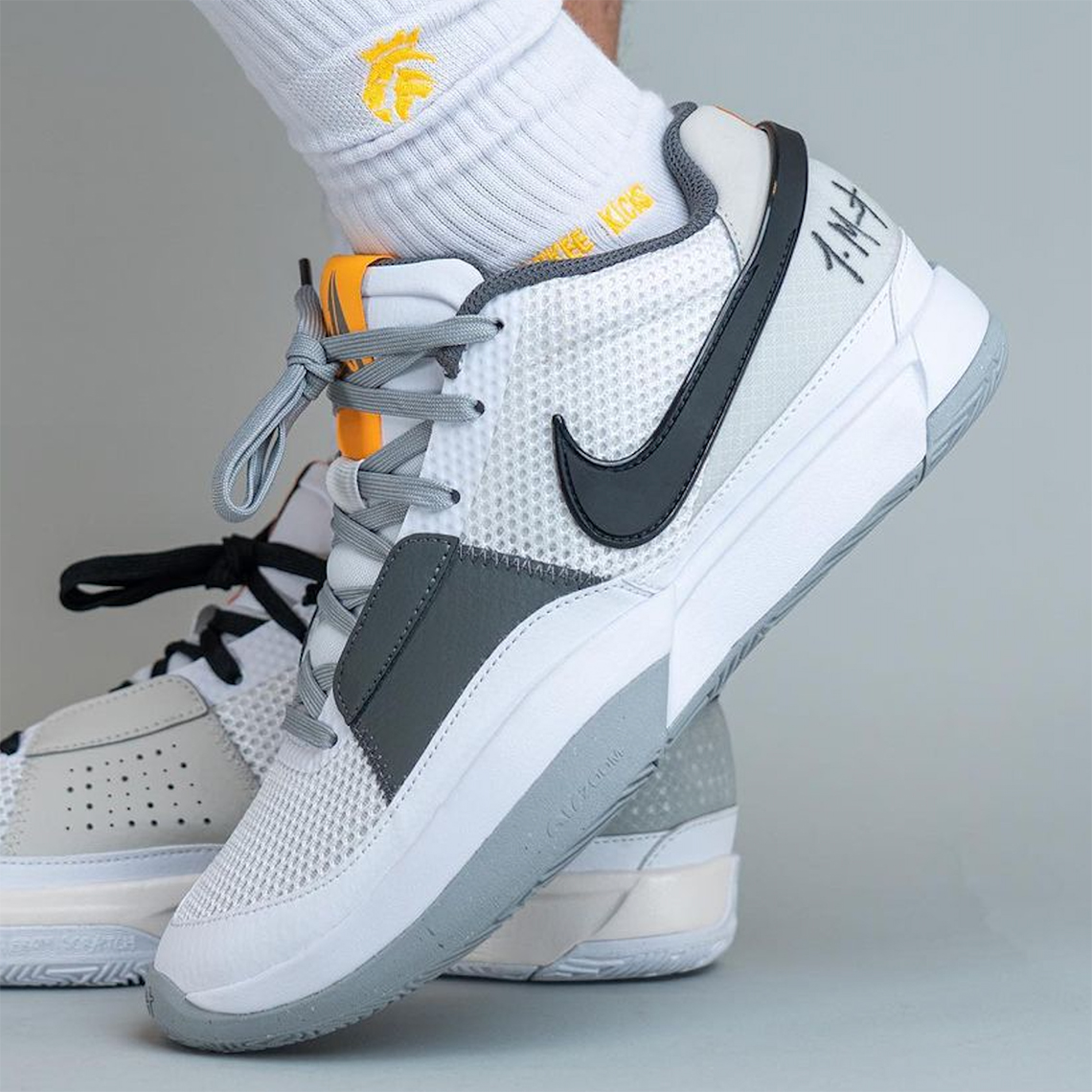 Nike Ja 1 Light Smoke Grey: Màu sắc không đối xứng cho giày sneaker chính thức đầu tiên của Ja Morant. - 9