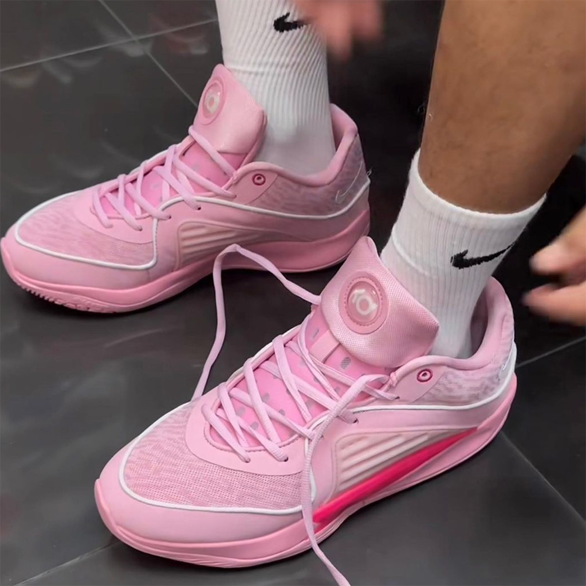 Nike KD 16 Aunt Pearl: Sự tôn vinh tình yêu và sức mạnh chống ung thư - 2