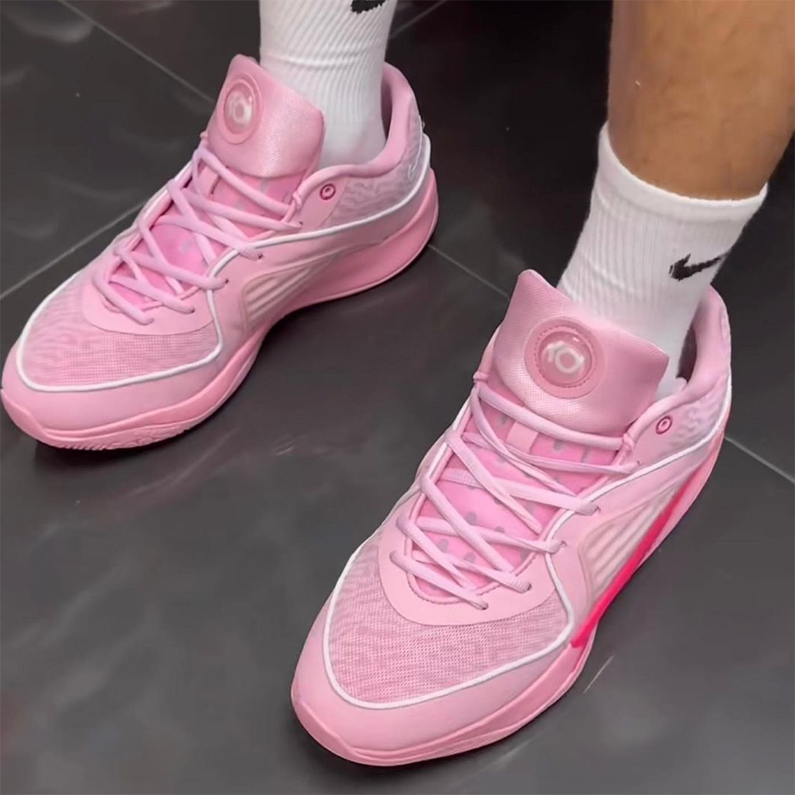 Nike KD 16 Aunt Pearl: Sự tôn vinh tình yêu và sức mạnh chống ung thư - 3