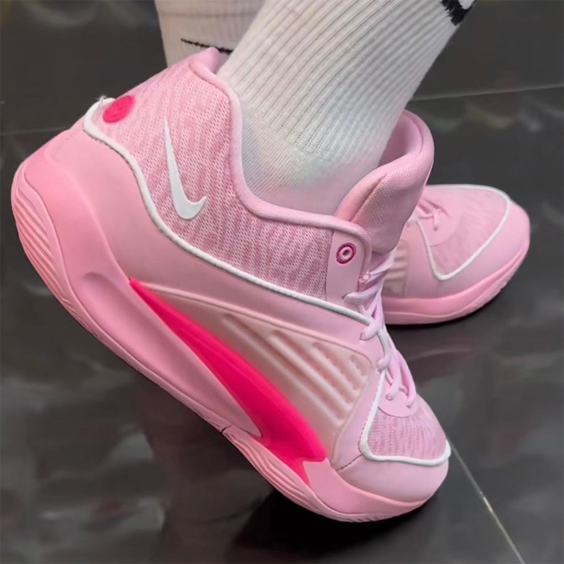 Nike KD 16 Aunt Pearl: Sự tôn vinh tình yêu và sức mạnh chống ung thư - 4