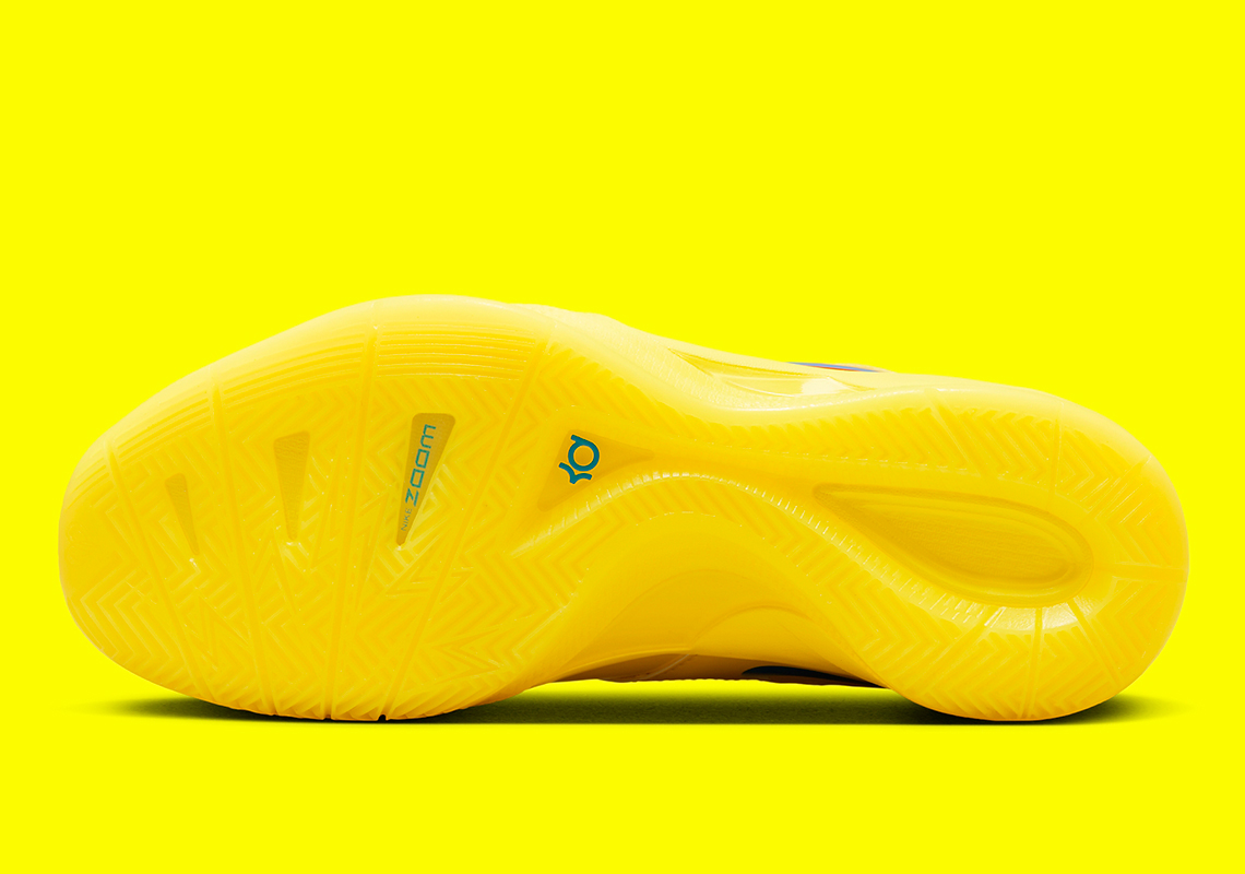 Nike KD 3 'Christmas' Trở Lại: Phiên Bản Giày Độc Đáo Cho Mùa Lễ Hội - 6