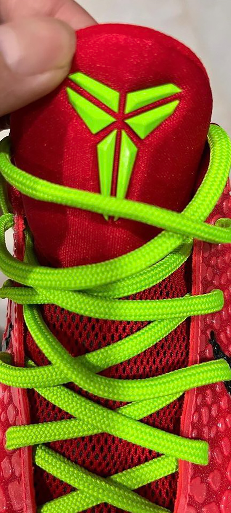 Nike Kobe 6 Protro 'Reverse Grinch': Phiên bản độc đáo kế thừa huyền thoại Giáng sinh! - 3