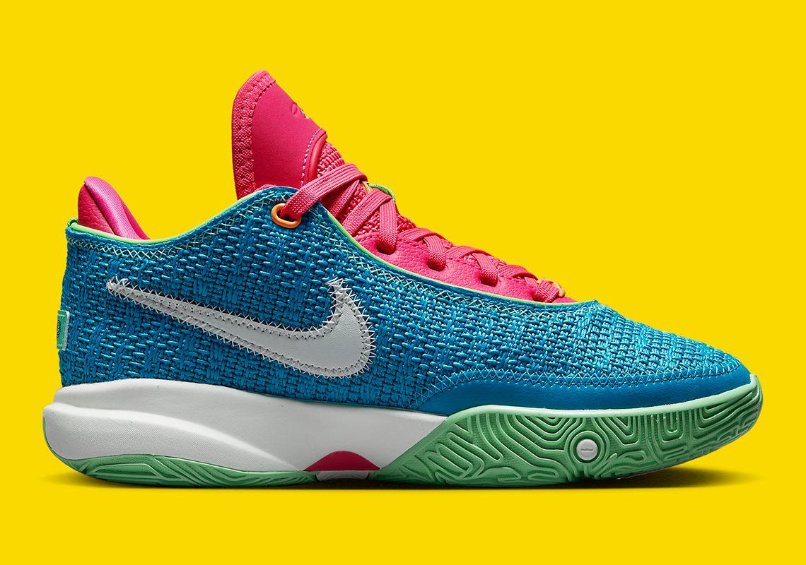 Nike LeBron 20 Laser Blue nhìn khá nặng nề với nhiều màu sắc - 3