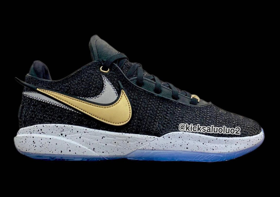 Nike LeBron 20 xuất hiện trong sự kết hợp giữa màu đen và gold