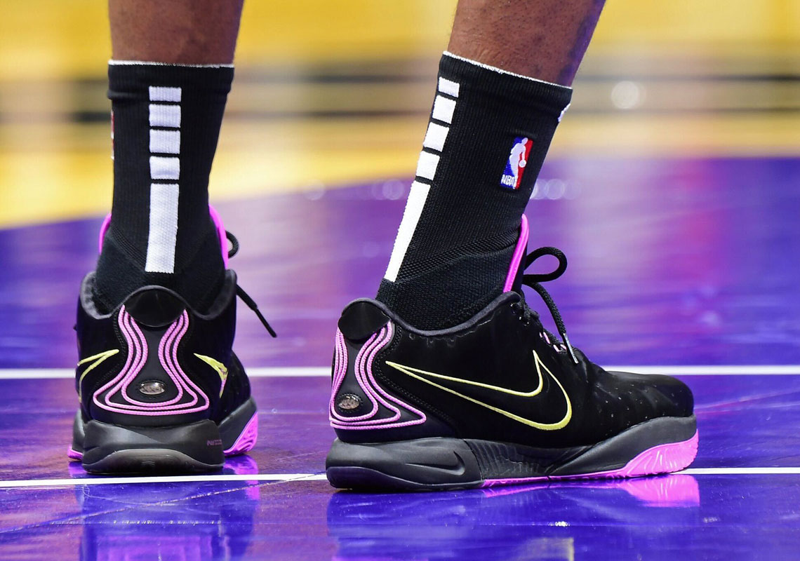 Nike LeBron 21 Black/Pink: Phối Màu Độc Đáo và Hấp Dẫn - 1