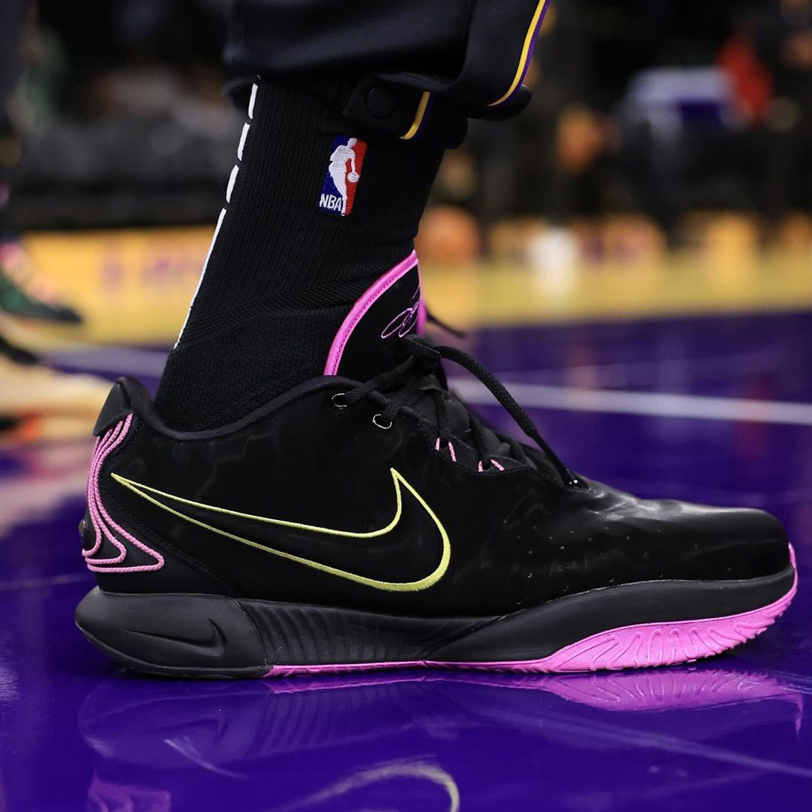 Nike LeBron 21 Black/Pink: Phối Màu Độc Đáo và Hấp Dẫn - 2