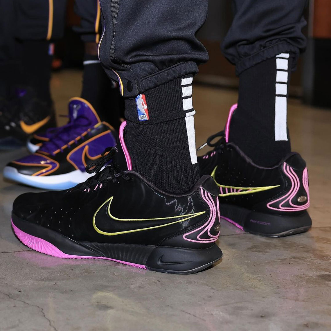 Nike LeBron 21 Black/Pink: Phối Màu Độc Đáo và Hấp Dẫn - 3