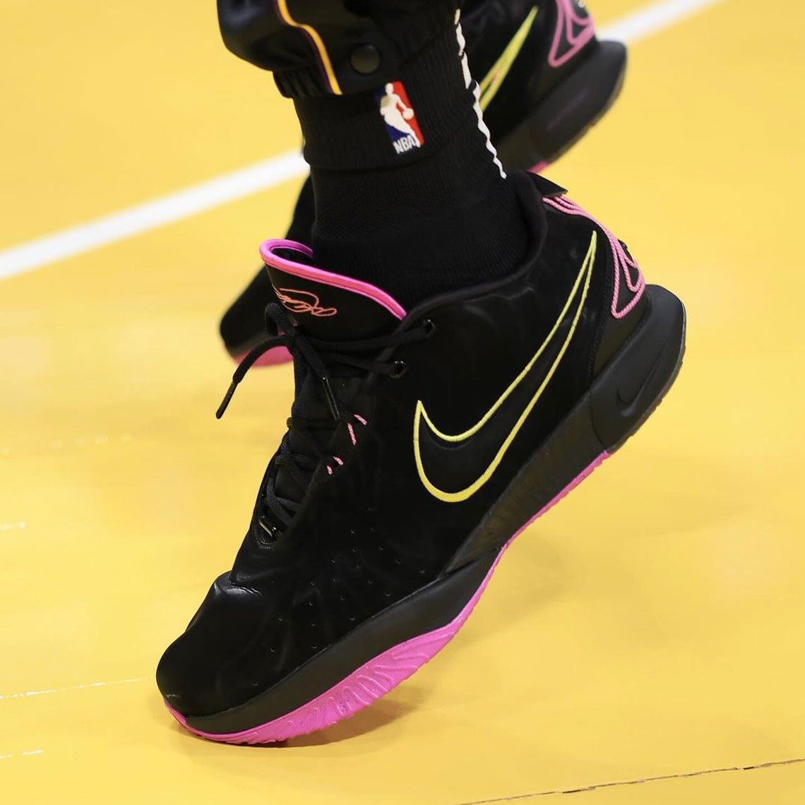 Nike LeBron 21 Black/Pink: Phối Màu Độc Đáo và Hấp Dẫn - 4