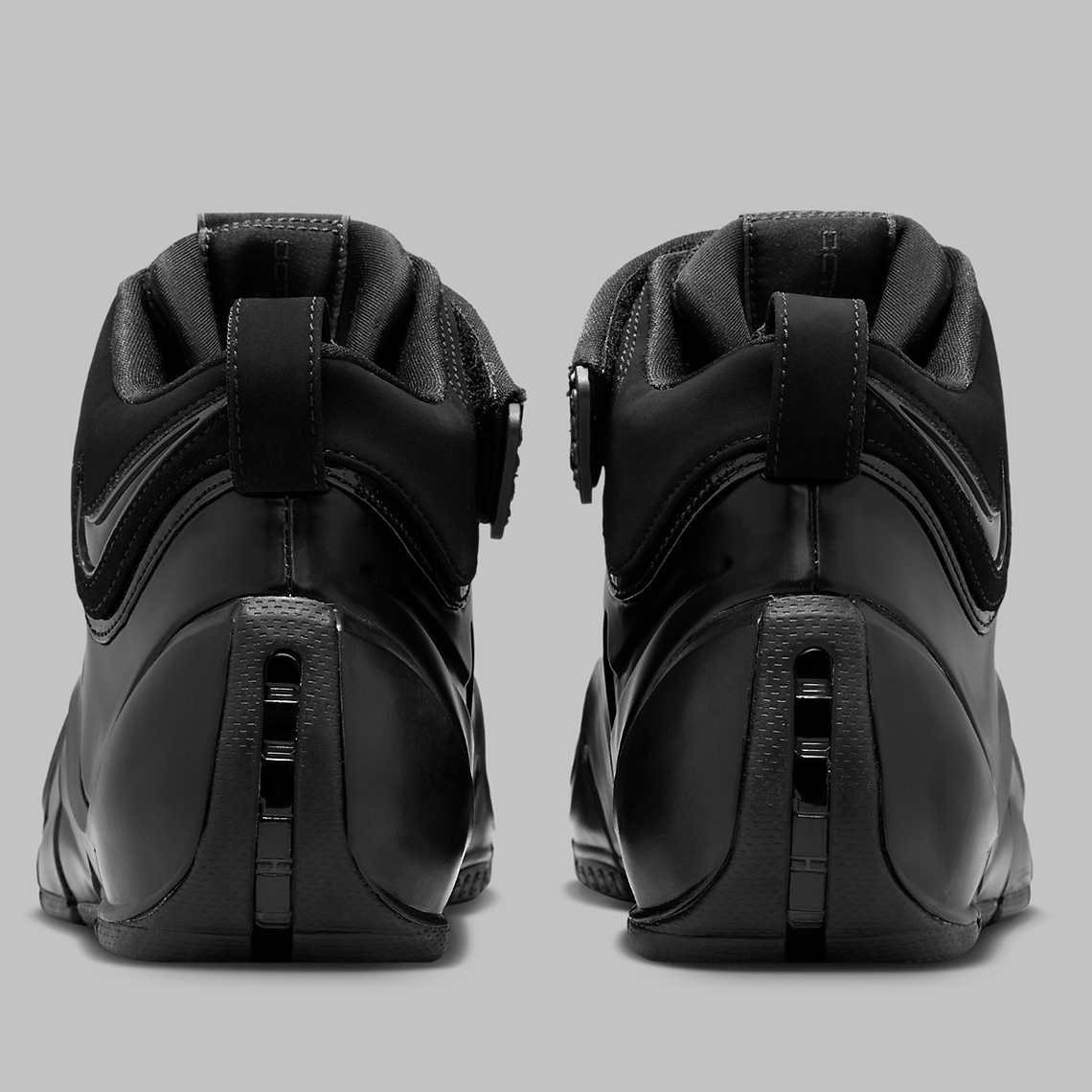 Nike LeBron 4 'Blackout' Tái Xuất: Sự Trở Lại Đầy Đặc Biệt - 5