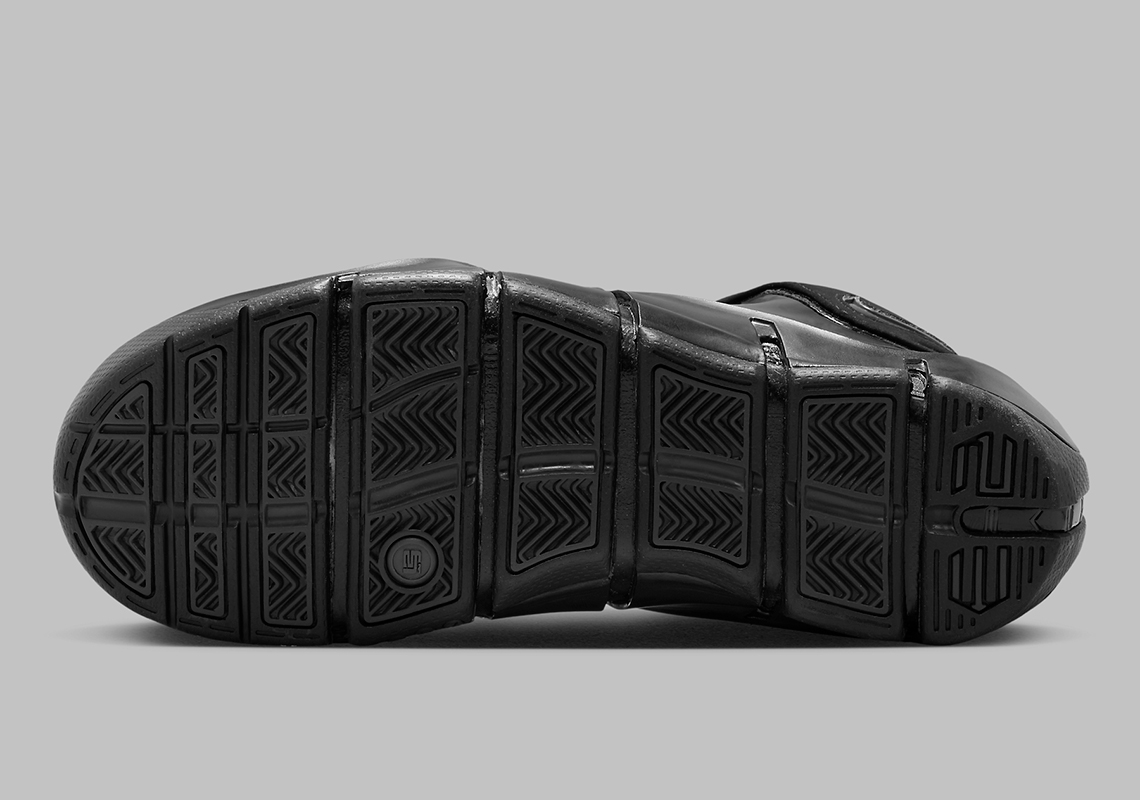 Nike LeBron 4 'Blackout' Tái Xuất: Sự Trở Lại Đầy Đặc Biệt - 6