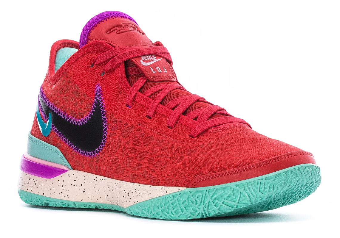 Nike LeBron NXXT Gen 'Track Red': Sự kết hợp mới đầy phấn khích cho năm đầu tiên đáng nhớ - 2