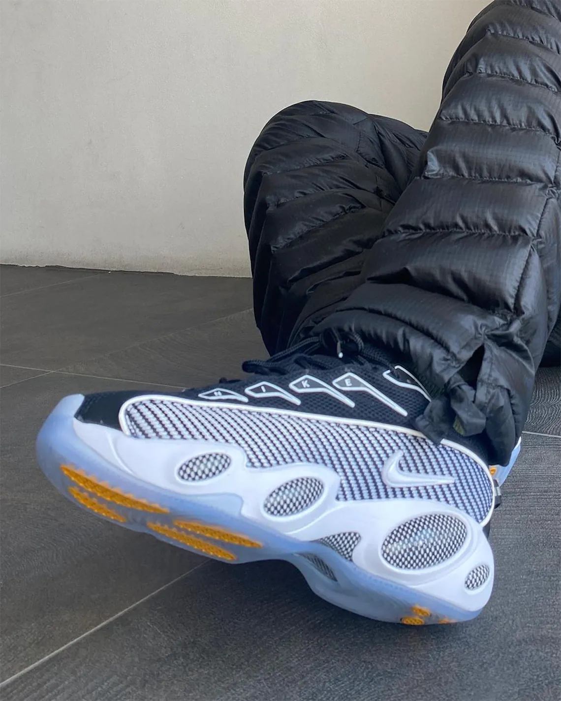 Nike NOCTA Glide: Sự Kết Hợp Độc Đáo Giữa Quá Khứ và Hiện Đại - 3