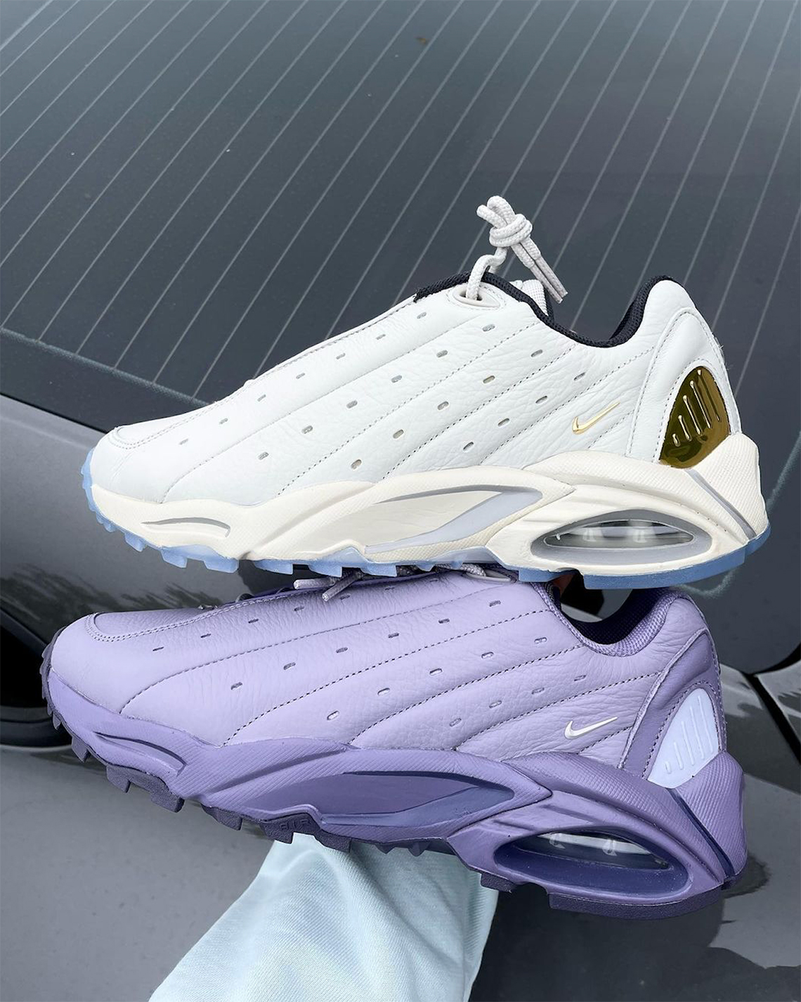 Nike NOCTA Hot Step Air Terra xuất hiện với màu trắng, vàng và đế màu xanh lam - 2