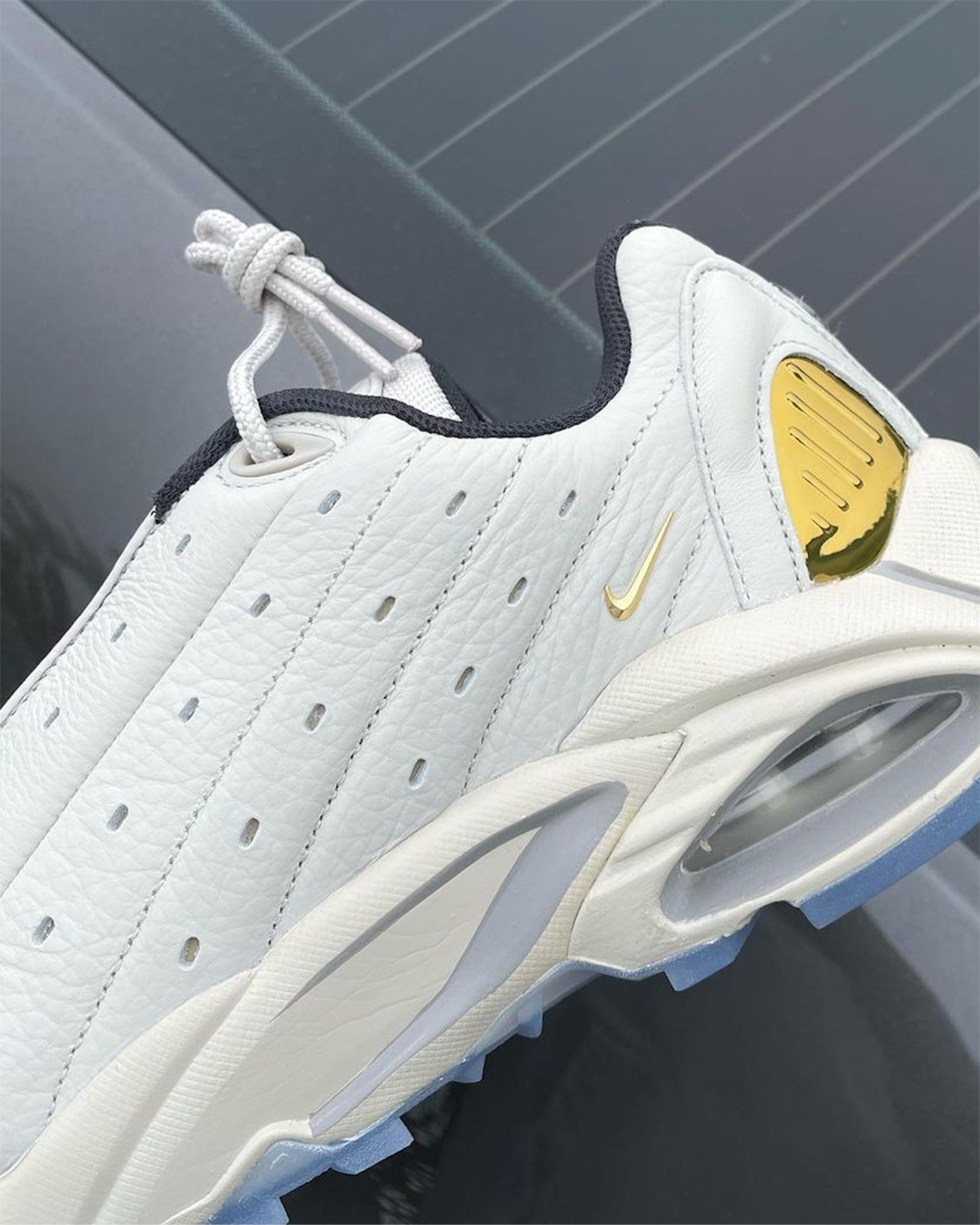Nike NOCTA Hot Step Air Terra xuất hiện với màu trắng, vàng và đế màu xanh lam - 3
